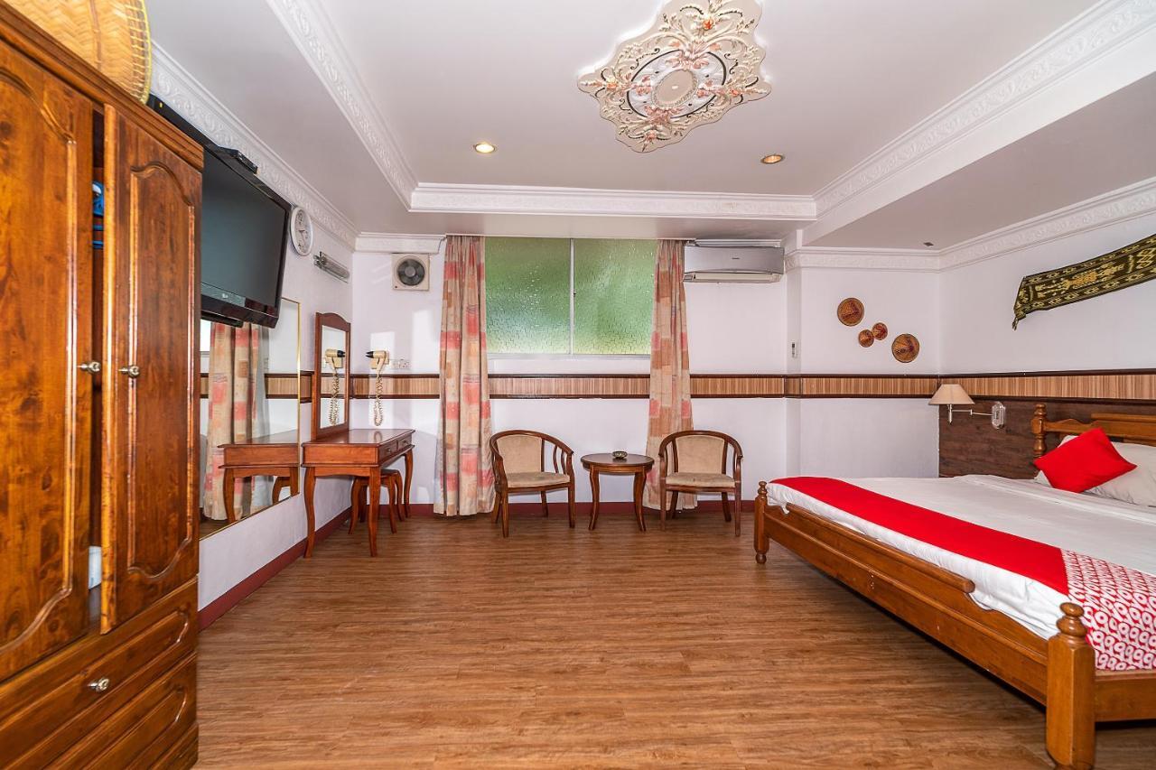 Oyo 89864 Hotel Holiday Park Кота Кинабалу Екстериор снимка